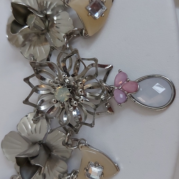 Gorgeous Floral Statement Necklace - Picture 3 of 5